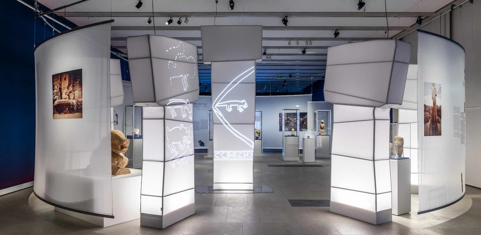 Ansicht der Ausstellung “Gebaute Gemeinschaft. Göbeklitepe, Taş Tepeler und das Leben vor 12.000 Jahren” in der James-Simon-Galerie, Museumsinsel Berlin © Staatliche Museen zu Berlin, Vorderasiatisches Museum / David von Becker 