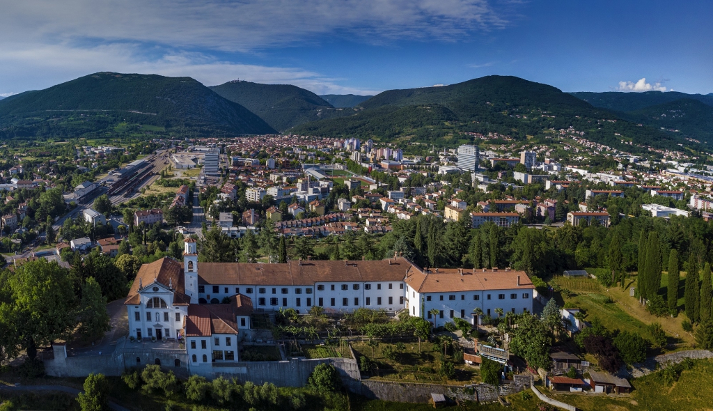 spredaj kapela in zadaj nova goricamanjsa610c05166c63a c prw